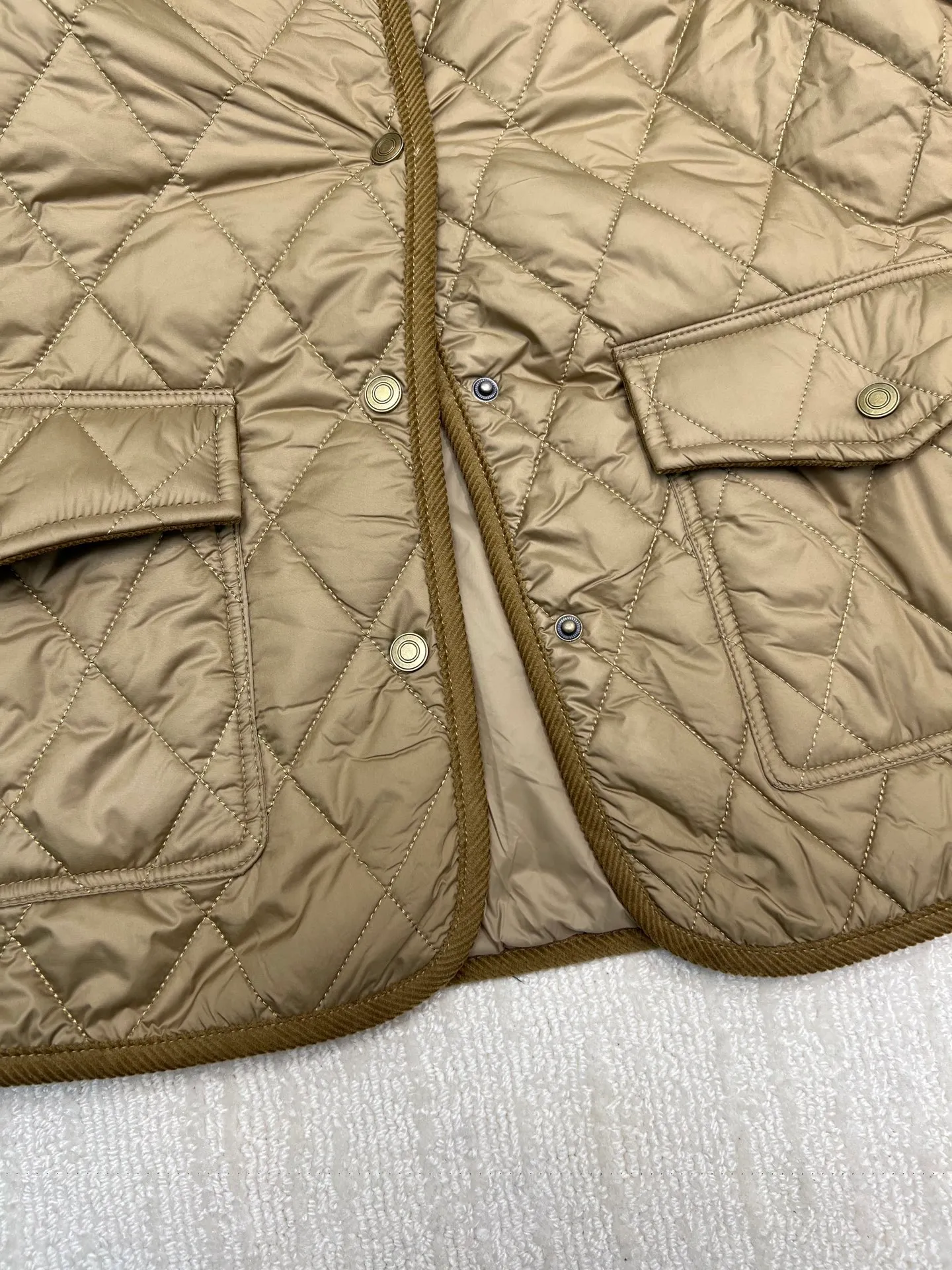 P350 Ralph Lauren logo embroidered diamond plaid corduroy cotton jacket. Exquisite small logo embroidery on the chest, corduroy color-blocked lapels, pocket design showing details, customized accessories, complete with three standards. Size: S M L XL